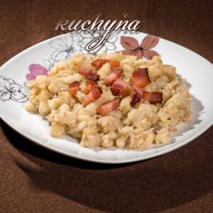halušky s kyslou kapustou a slaninou
